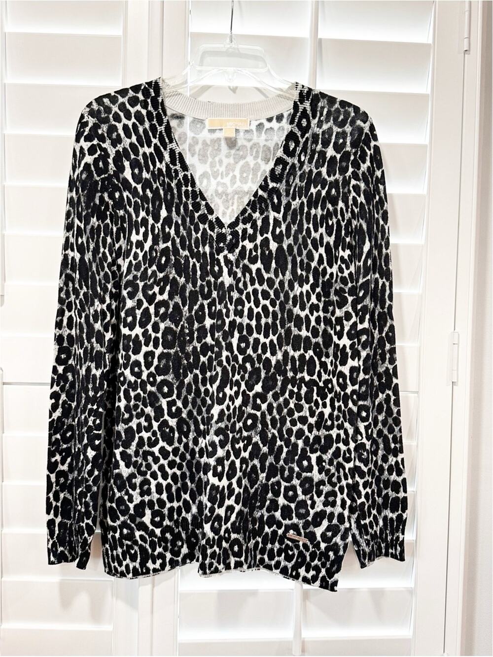 Michael Kors Leopard Print V-Neck Sweater Women’s Medium Gray Black Knit